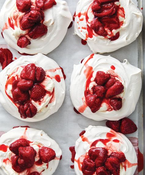 This strawberry pavlova has a combination of flavours and textures—tangy fruit, rich whipped cream, and crisp, chewy meringue. #simplefruitcookbook #fruitdesserts #pavlova #strawberrypavlova #dessertcookbook #strawberries #strawberry @penguinrandom @randonhouse @penguinrandomca @SasquatchBooks Strawberry Pavlova Recipe, Pavlova Ideas, Bake Bar, Red Foods, Christmas Desert, Strawberry Pavlova, Summer Desert, Strawberry Meringue, Baked Meringue