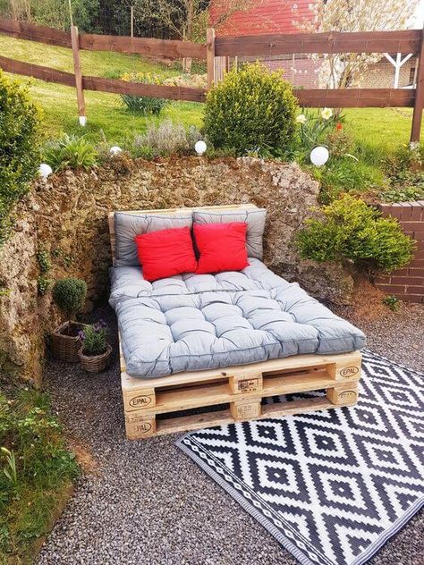 18 DIY Repurposed Garden Seats - 126 Palette Couch, Pallet Patio Furniture Diy, Garden Seats, Pallet Lounge, Diy Daybed, Diy Wood Pallet Projects, Pallet Beds, Pallet Patio Furniture, Pallet Patio