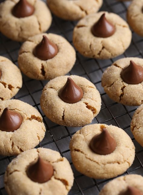 Peanut Butter Blossoms Recipe, Peanut Butter Kiss, Peanut Butter Blossom, Cookies Icing, Peanut Blossoms, Bake Off Recipes, Soft Peanut Butter Cookies, Peanut Butter Blossom Cookies, Soft Gingerbread Cookies