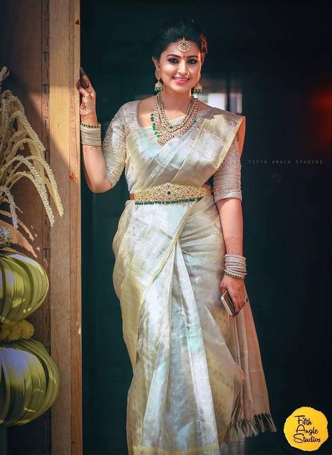 South Indian Brides Who Wore Kanjeevarams in Unique & Offbeat Colors! Plain Sarees, South Indian Wedding Saree, Bridal Sarees South Indian, Indian Bridal Sarees, Wedding Saree Blouse, Wedding Saree Blouse Designs, Wedding Saree Collection, Wedding Blouse Designs, Blue Lehenga