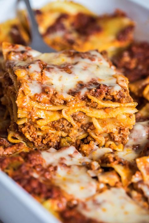 This dairy free lasagna without ricotta is creamy from bechamel and full of flavor thanks to our homemade meat sauce. Lactose Free Lasagna Recipe, Dairy Free Italian Recipes, Lasagna Without Ricotta, Lasagna Without Ricotta Cheese, Gluten Free Lasagna Recipe, Dairy Free Lasagna, Healthy Lasagna Recipes, Healthy Lasagna, Homemade Meat Sauce