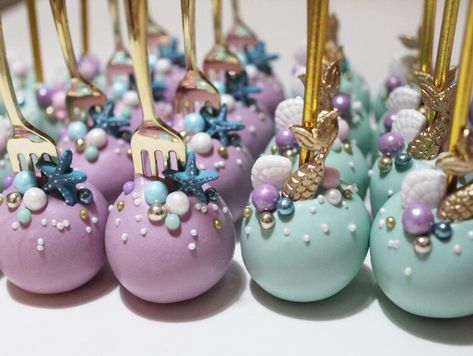 Seashell Cake Pops, Mermaid Party Cake Pops, Mermaid Cakepops Ideas, Mermaid Birthday Cake Pops, Oneder The Sea 1st Birthday Cupcakes, Dinglehopper Cake Pops, Under The Sea Cakepops, Ariel Cupcakes Ideas, Mermaid Cookies Ideas