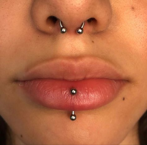 Vertical labret Pretty Lip Piercing, Piercing Ideas Face Lip, Pretty Piercings Face, Lip Percinings, Face Piercings Ideas, Lip Percing, Piercings Ideas Face, Unique Piercings Face, Cute Face Piercings