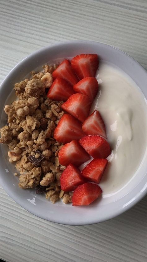 Yoghurt Bowl, Yogurt Granola, Healthy Food Dishes, Healthy Lifestyle Food, Healthy Food Motivation, Food Is Fuel, Food Obsession, A Pic, Healthy Snacks Recipes