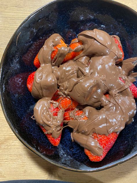 Bowl with strawberry fruit and nutella🤎 Nutella And Fruit, Strawberries And Nutella, Nutella Strawberries, Strawberry Nutella, Strawberry Bowl, Chocolate Bowl, Chocolate Covered Fruit, Red Bowl, Chocolate Fruit