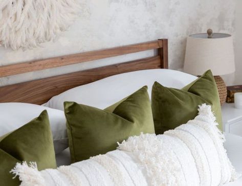 Design Tip: Styling Pillows on Beds - patterns & prosecco Styling Pillows, Bedroom Pillows Arrangement, Bed Pillow Arrangement, Bed Accessories, Pillow Arrangement, White Bed, Throw Pillows Bed, Bedroom Pillows, Furniture Trends