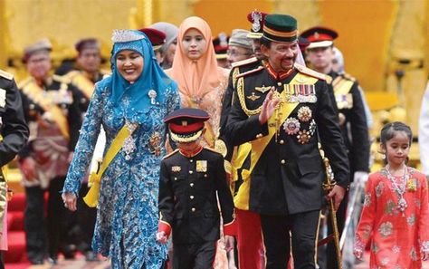 Hassanal Bolkiah, the Sultan of Brunei, has the largest car collection in the world, worth R90 billion, from Leblanc Mirabeau to BMW M12. Hassanal Bolkiah, Sultan Of Brunei, Kingdom Of Denmark, Kingdom Of Bahrain, Queen Margrethe Ii, Automobile Companies, High End Cars, North Park, Head Of State