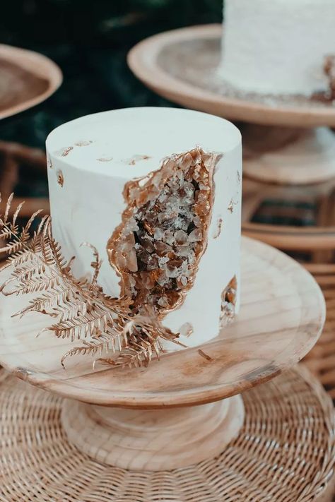 Geode cakes is having their moment to shine, and this gold detailed wedding cake is the perfect example of why. With hand-painted fondant and a golden leaf as décor, this wedding cake is perfect for a modern meets boho wedding or bridal shower! Find more stunning (and golden!) wedding cakes at the link. // Photo: Ivy Road Photography and Cake: The Cake That Ate Paris Simple Cake Topper, Bohemian Wedding Cake, Geode Cake Wedding, Cake Pulls, Geode Wedding, Boho Wedding Cake, Geode Cake, Small Wedding Cakes, Cake Photography