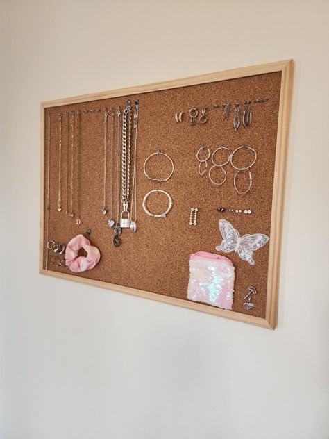 Picture Cork Board, Diy Jewellery Organiser, Corkboard Jewelry Organizer, Cork Board Jewelry Organizer Diy, Cork Earring Holder, Cork Board Jewelry Organizer, Earring Corkboard, Cork Board Jewelry, Homemade Necklace Cork Board