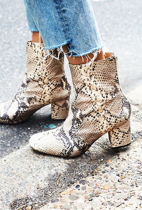 @madamandrews @freepeople Snake Print Boots Outfit, Print Boots Outfit, Snake Print Shoes, Snake Print Boots, Tokyo Street Fashion, Jeans Street Style, Snakeskin Boots, Easy Style, Boot Print