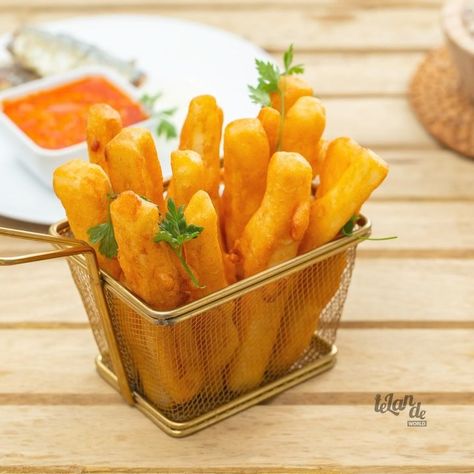 AKARA/KOOSE BATTERED FRIED YAM The texture and flavor of this fried yam is simply gorgeous! The akara batter creates a beautiful golden… Yam Chips, Fried Yam, Yam Fries, Yams Recipe, 3 Course Meals, African Recipes, Chilli Sauce, African Food, Dinner Party