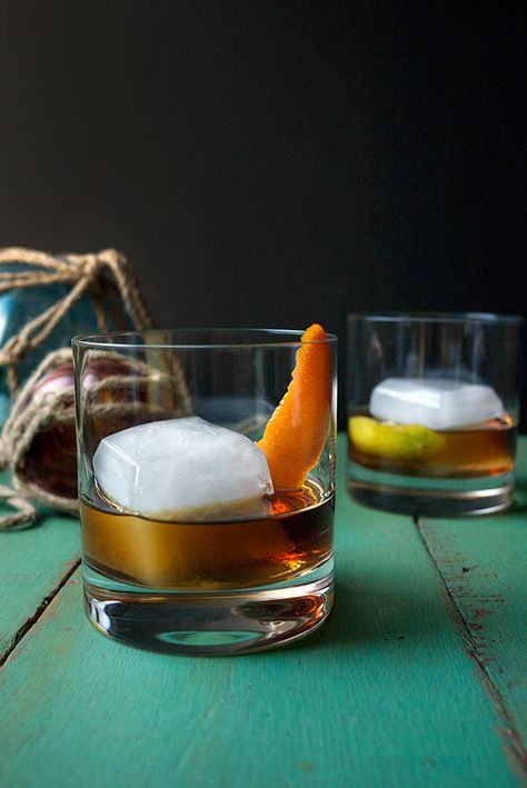 Rum Old Fashioned, Bartending 101, Easy Drinks To Make, Demerara Sugar, Winter Cocktails Recipes, Citrus Cocktails, Orange Bitters, Cocktail Videos, Spiced Drinks