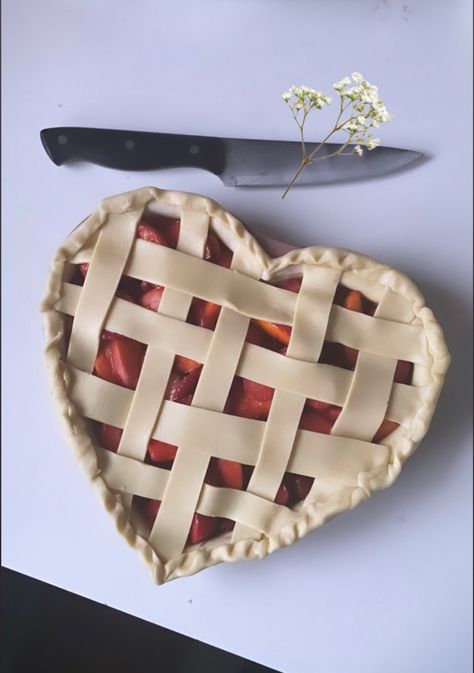 Strawberry Pie Aesthetic, Valentines Pie, Stawberry Pie, Aesthetic Pie, Cute Apple Pie, Heart Shaped Pie, Clay Pie, Heart Pie, Cottagecore Baking