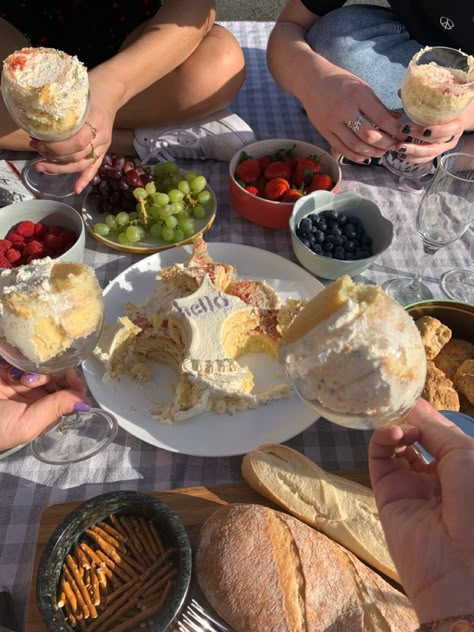 Wine Glass And Cake, Cake Wine Glass Aesthetic, Cake In A Glass Picnic, Cake And Wine Glass Trend, Cake In A Wine Glass Aesthetic, Wine Glass Cake Picnic, Wine Glass Birthday Cake, Aesthetic Cake Picnic, Cake Wine Glass Trend