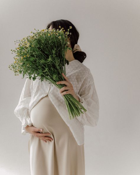 Preggy Mom Aesthetic, 4 Months Pregnant Aesthetic, Maternity Photo Shoot Ideas Minimalist, Pregnant Mom Photoshoot, Maternity Self Photoshoot, Japanese Maternity Shoot, Maternity Photography Minimalist, Ibu Hamil Aesthetic, Maternity Photoshoot Flowers