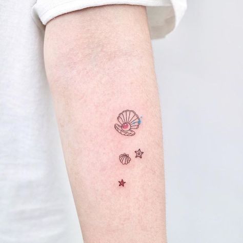 ᴀʀᴛɪsᴛ Cute Quirky Tattoos, Tattoo Pearl, Nemo Tattoo, Pearl Tattoo, Shell Tattoo, Starfish Tattoo, Seashell Tattoos, Cute Simple Tattoos, Shell Tattoos