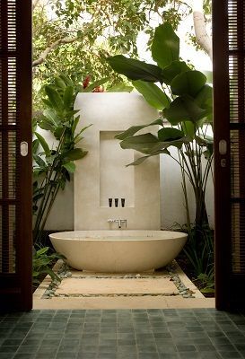 20 Outdoor Jacuzzi Ideas For A Relaxing Weekend Jungle Bathroom, Luxury Hotel Bathroom, Nature Living, Outdoor Bathtub, Outdoor Bathroom Design, Outdoor Tub, Outdoor Baths, Outdoor Bath, Jacuzzi Outdoor