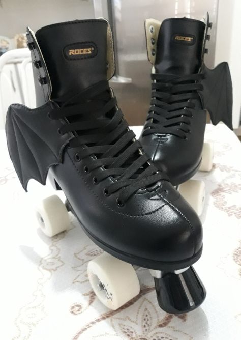 Rollerskating Shoes, Cool Roller Skates, Aesthetic Roller Skates, Inline Skates, Quad Roller Skates Aesthetic, Roller Skates Aesthetic, Punk Roller Skates, Futuristic Roller Skates, Goth Roller Skates