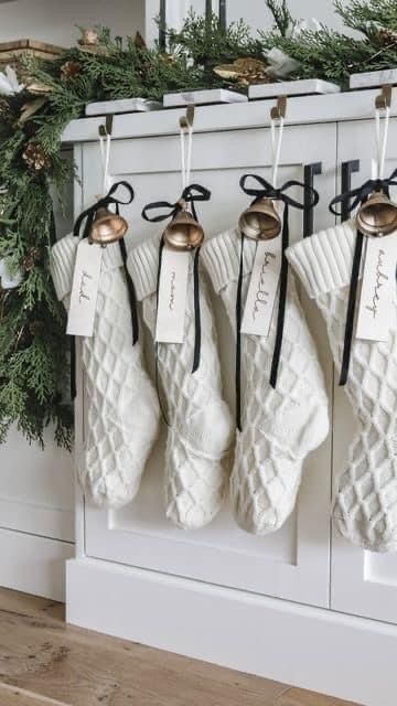 Chic Christmas Decor, Neutral Christmas Decor, Modern Christmas Decor, Christmas Decor Inspiration, Christmas Interiors, Christmas Themes Decorations, Christmas Mantle, Christmas Fireplace, Christmas Style