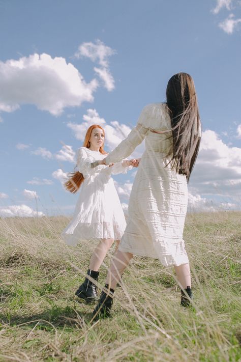 Midsommar Photography, Midsommar Photoshoot, 2 Sisters Aesthetic, Field Photoshoot Aesthetic, Cottage Core Photoshoot, Sisters Portrait, Cottagecore Photoshoot, Summer Sisters, Sisters Photoshoot Poses