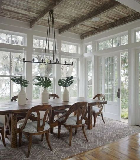 40+ Fabulous Farmhouse Dining Room Decor Ideas #farmhouse #diningroomdecor #diningroomdecorideas Screened Porches, Farmhouse Sunroom, Valley Kitchen, Sunroom Dining, Sunroom Decor, Den Room, Dining Ideas, Esstisch Modern, Outdoor Room