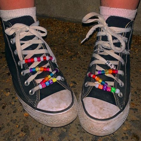 Laces Ideas, Photographie Indie, Dead Girl, Beaded Shoes, Estilo Indie, Indie Girl, Shoes Cute, Date Me, Black Converse