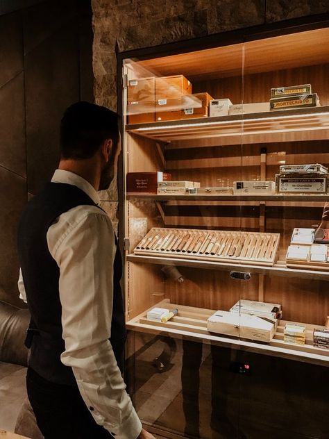 Humidor Room, Cigars Lounge, Gentlemans Room, Zigarren Lounges, Whisky Bar, Pick Your Poison, Restaurant Lighting, Cigars And Whiskey, Humidor