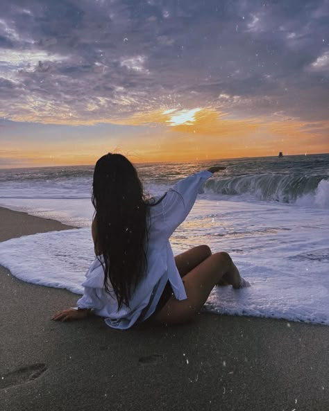 Poses In The Ocean, Foto Aesthetic Mare, Inspo Foto Mare, Best Beach Poses, Beach Pictures Ideas, Waves Sunset, Find Aesthetic, Beach Photo Inspiration, I Funny