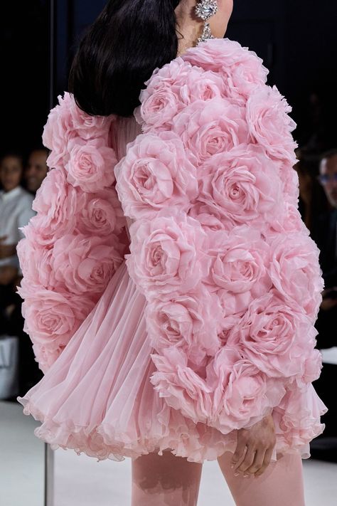 Giambattista Valli Fall 2022, Fall 2022 Couture, Ropa Upcycling, 2022 Couture, Giambattista Valli Couture, Look Rose, Designer Profile, Couture Mode, Couture Details