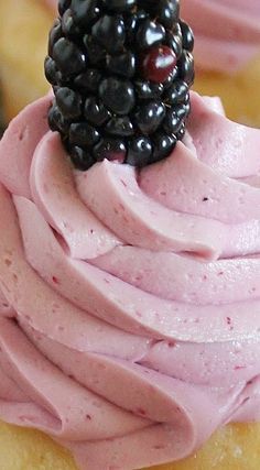 Blackberry Frosting, Greek Chicken Kebabs, White Chocolate Icing, Cupcake Frosting Recipes, Making Cupcakes, Lime Cupcakes, Cake Filling Recipes, Berry Sorbet, Frosting Recipes Easy