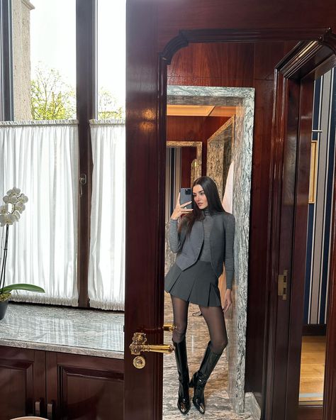 all about hande ☄ on Twitter: "Milano X #HandeErçel ❤️‍🔥 https://t.co/IXOwWsVshr" / Twitter Hande Ercel Style, Grey Pleated Skirt, Ny Outfits, Celebrity Casual Outfits, Winter Fashion Outfits Casual, Woman Suit Fashion, Paris Outfits, Turkish Fashion, Hande Ercel