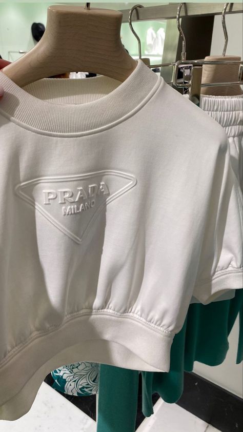 Prada jumper, white prada cropped jumper, prada crewneck Cropped Crewneck, Looks Black, Girls Fashion Clothes, Winter Fashion Outfits, Dream Clothes, Luxury Outfits, Classy Outfits, Aesthetic Clothes, Pretty Outfits