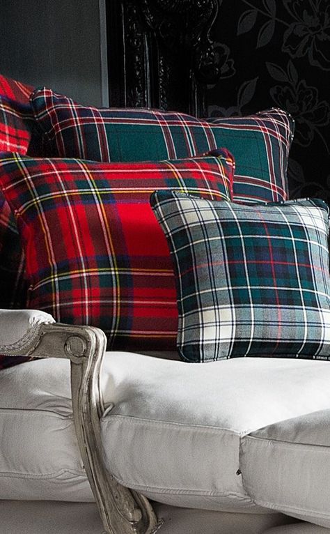 tartan interieur I skótkockák a lakásban Tartan Decor, Plaid Pillows, Deco Rose, Tartan Christmas, Plaid Decor, Traditional Modern, Elegant Interiors, Plaid Christmas, Classic Collection