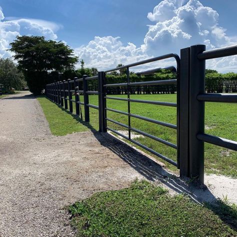 A metal ranch fence. Cattle Fence Ideas, Ranch Fence, Livestock Fence, Portable Fence, Ranch Fencing, Unusual Horse, Metal Cow, Pvc Fence, Third Rail