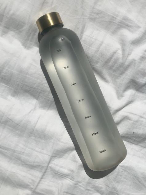 2l Water Bottle Aesthetic, Botellas Aesthetic, Agua Aesthetic, Water Bottle Aesthetic, Aesthetic Water Bottle, 1 Gallon Water Bottle, 2l Water Bottle, Water Bottle Tracker, Clear Water Bottle