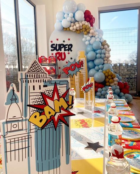 Avenger Birthday Party Decorations, Super Hero Balloon Decor, 5th Birthday Superhero Theme, Vintage Superhero Party, Fantastic Four Birthday Party, Superhero Balloon Garland, Super Heroes Birthday Party Ideas, Super Hero Party Decorations, Super Hero Party Ideas