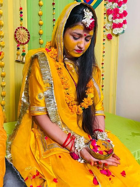 #haldi #yellowposhak #haldifunction #bridetobe #pictography Haldi Ka Photo, Haldi Rasam Photography, Girl Haldi Ceremony, Haldi Closeup Photo, Haldi Images, Bridal Haldi Photoshoot, Bride Haldi Poses, Ladki Ka Photo, Khodal Maa