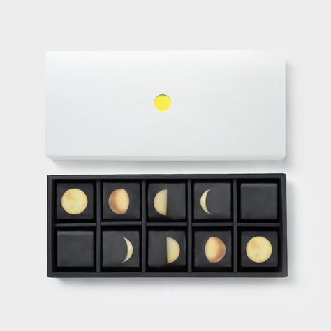 Citrus Moon on Behance Beautiful Packaging Design, Blog Design Inspiration, Moon Festival, Cake Packaging, Chocolate Design, Mooncake, Chocolate Packaging, Packing Design, Mid Autumn Festival