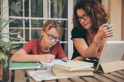 Thinking of homeschooling your kids? There are a lot of pros and cons to consider first before making this decision for your family. Benefits Of Homeschooling, Richard Feynman, School Choice, Positive Learning, College Experience, Unschooling, Do Homework, School System, Home Learning