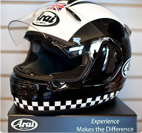 Helm Arai, Arai Helmet, Classic Helmet, Arai Helmets, Automotive Illustration, Racing Helmets, Custom Bike, Full Face, Custom Bikes