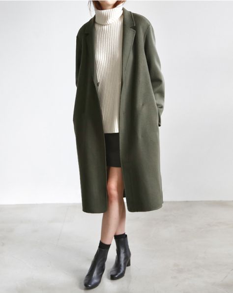 Khaki Coat | Neutral Layers | Polished | Minimal | TheUNDONE #beundone Áo Blu, Skirt Denim, Style Inspiration Winter, Green Coat, Mode Inspo, 가을 패션, Leather Mini Skirts, Street Chic, Looks Style