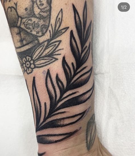 Leave Forearm Tattoo, Tattoo Sleeve Filler Leaves, Thick Lines Tattoo Style, Old School Leaf Tattoo, Old School Leaves Tattoo, Leaf Elbow Tattoo, Narrow Traditional Tattoo, Blackwork Filler Tattoo, American Traditional Vines