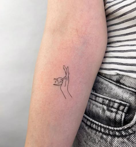 Fine Like Cat Tattoo, Tattoos To Get For Your Cat, Cat And Hand Tattoo, Tattoo Minimal Women, Polydactyl Cat Tattoo, Minimal Cat Tattoo Line, Small Minimal Tattoos For Women, Cat One Line Tattoo, Tattoo Of Cat