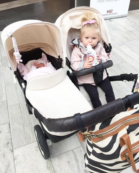 Silla doble para bebé y hermana mayor Bugaboo Donkey, Double Stroller, Happy Children, Cool Baby, Baby Blog, Double Strollers, Baby Necessities, Baby 2, Baby Must Haves