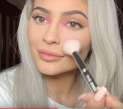 neutral eye with inner pop of color Under Eye Pop Of Color, Inner Corner Pink Eyeshadow, Neutral Eyeshadow With Pop Of Color, Kylie Jenner Pink Eyeshadow, Pink Pop Of Color Makeup, Dusty Pink Eyeshadow, Pop Of Pink Eyeshadow, Inner Eye Pop Of Color, Kylie Jenner Eye Color