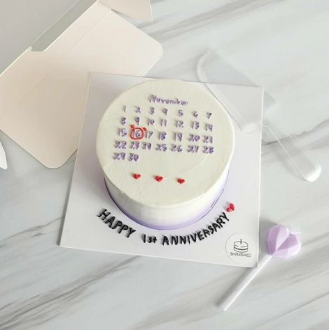 Small Anniversary Cake For Two, Aesthetic Anniversary Cake, Bento Cake Design For Anniversary, Small Cute Anniversary Cake, Anniversary Cake Simple, Small Anniversary Cake, Bento Cake Anniversary, Funny Bento Cake, Bento Cake Design For Boyfriend