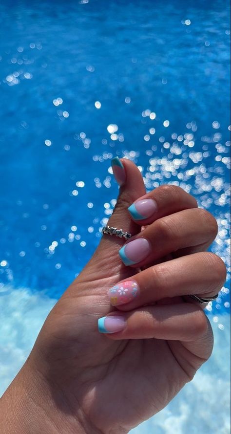 Spring/summer Nails French Tip, Summer Blue French Nails, Summer Nail Ideas Acrylic French Tip, Nails With Flower Tips, Cute Dip Nails Ideas Summer Short, Nail Ideas Blue Flowers, Blue French Tip Nails With Flower Design, Nails With French Tip And Flowers, One Nail Flower Design