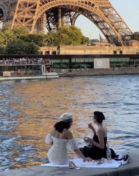 Paris Dream, Parisian Aesthetic, Paris Vibes, Parisian Life, Paris Aesthetic, Body Of Water, Living In Paris, Dream Lifestyle, The Eiffel Tower