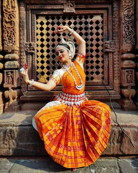 Odissi Dance Aesthetic, Oddisi Dance Poses, Odissi Dance Costumes, Odissi Dance Poses, Odissi Dance Photography, Odissi Aesthetic, Odissi Dance Painting, Odissi Costume, Odia Culture