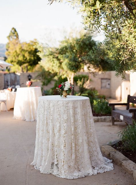 Wedding Reception Napkins, Deco Baroque, Decoration Evenementielle, Rustic Wedding Reception, Wedding Cake Table, Lace Table Runners, Santa Barbara Wedding, Lace Table, Wedding Tables